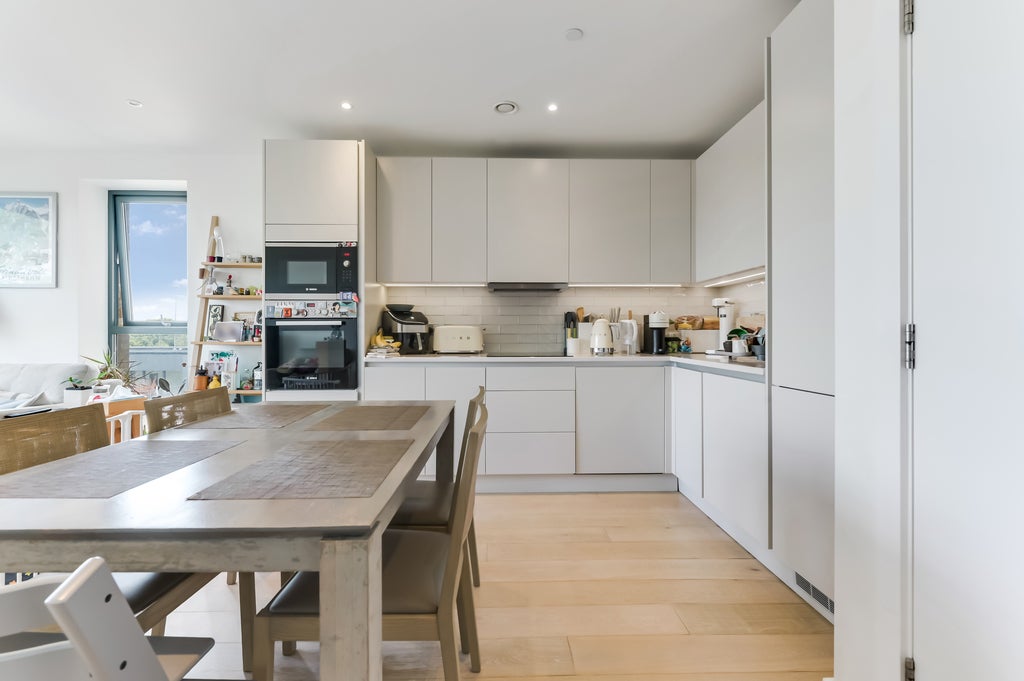 Flat Beatrice Place in Greater London