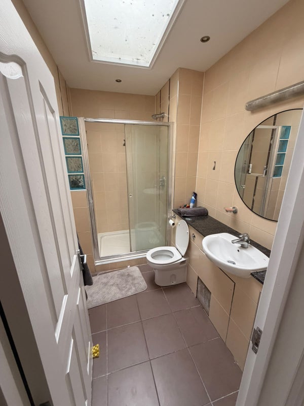 Flat Cresswell Park in Greater London