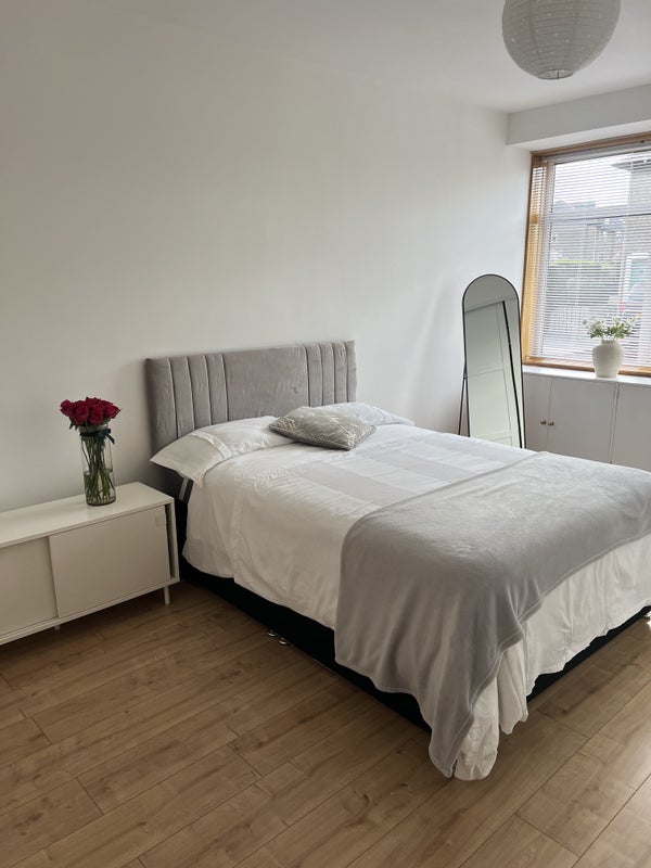 Flat Crewe Grove in City of Edinburgh
