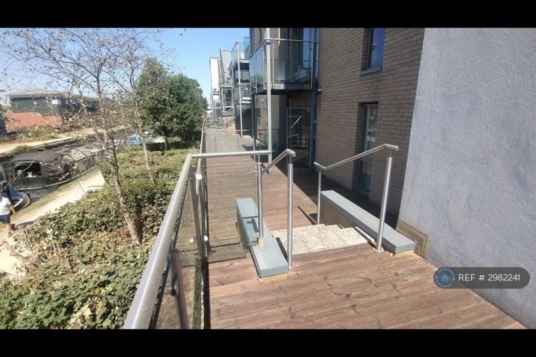 Flat Chantry Close in Greater London