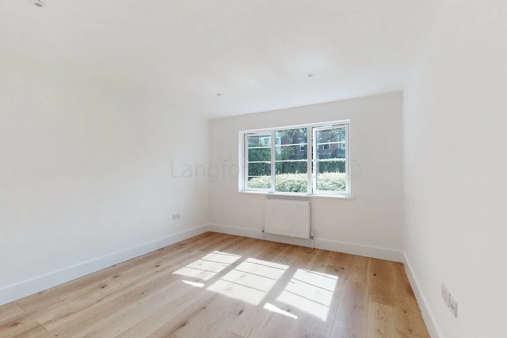 Flat Horn Lane in Greater London