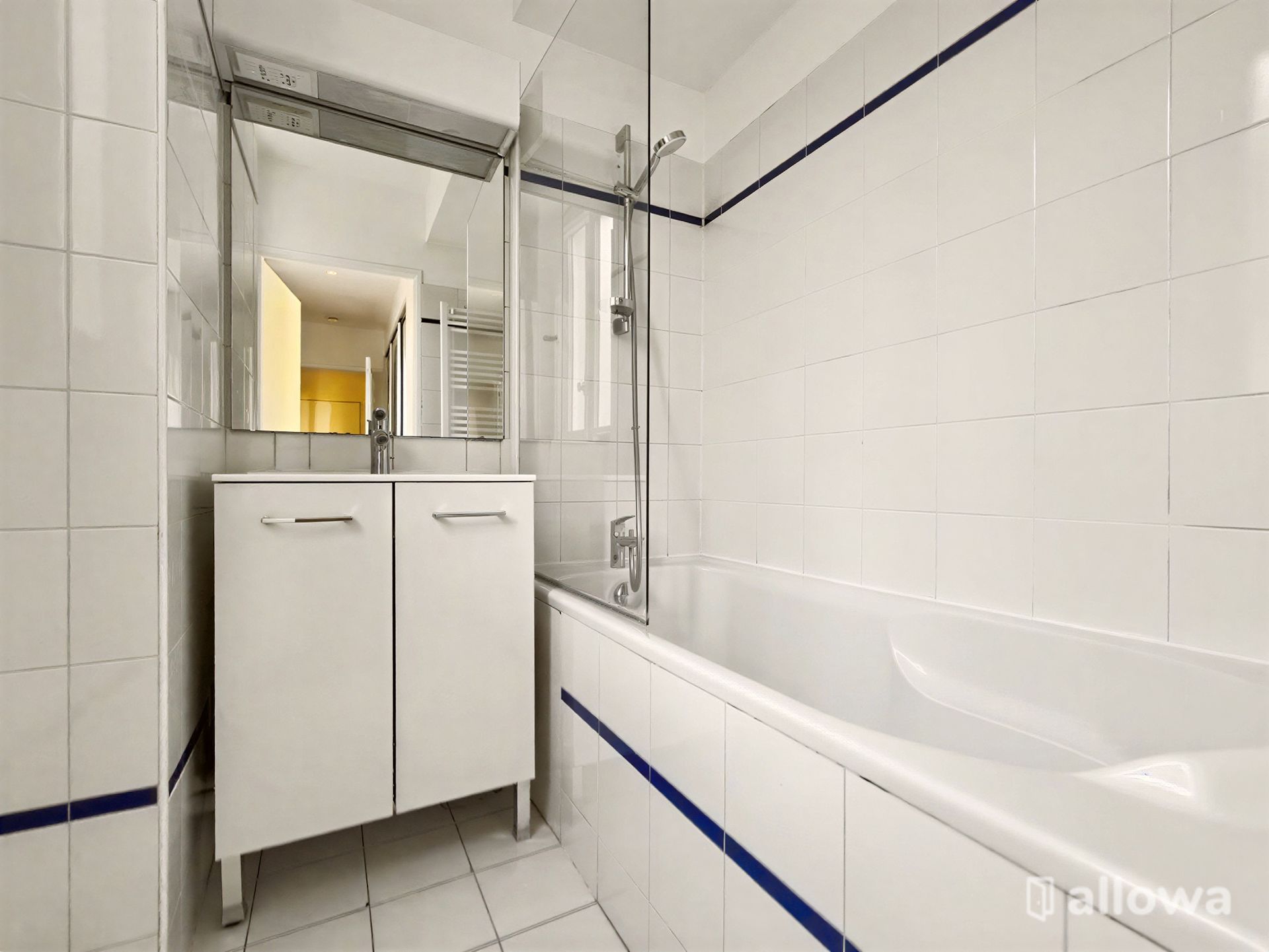 Flat Rue Mesnil in Paris