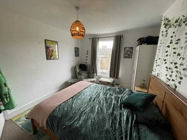 Flat Warrender Road in Greater London