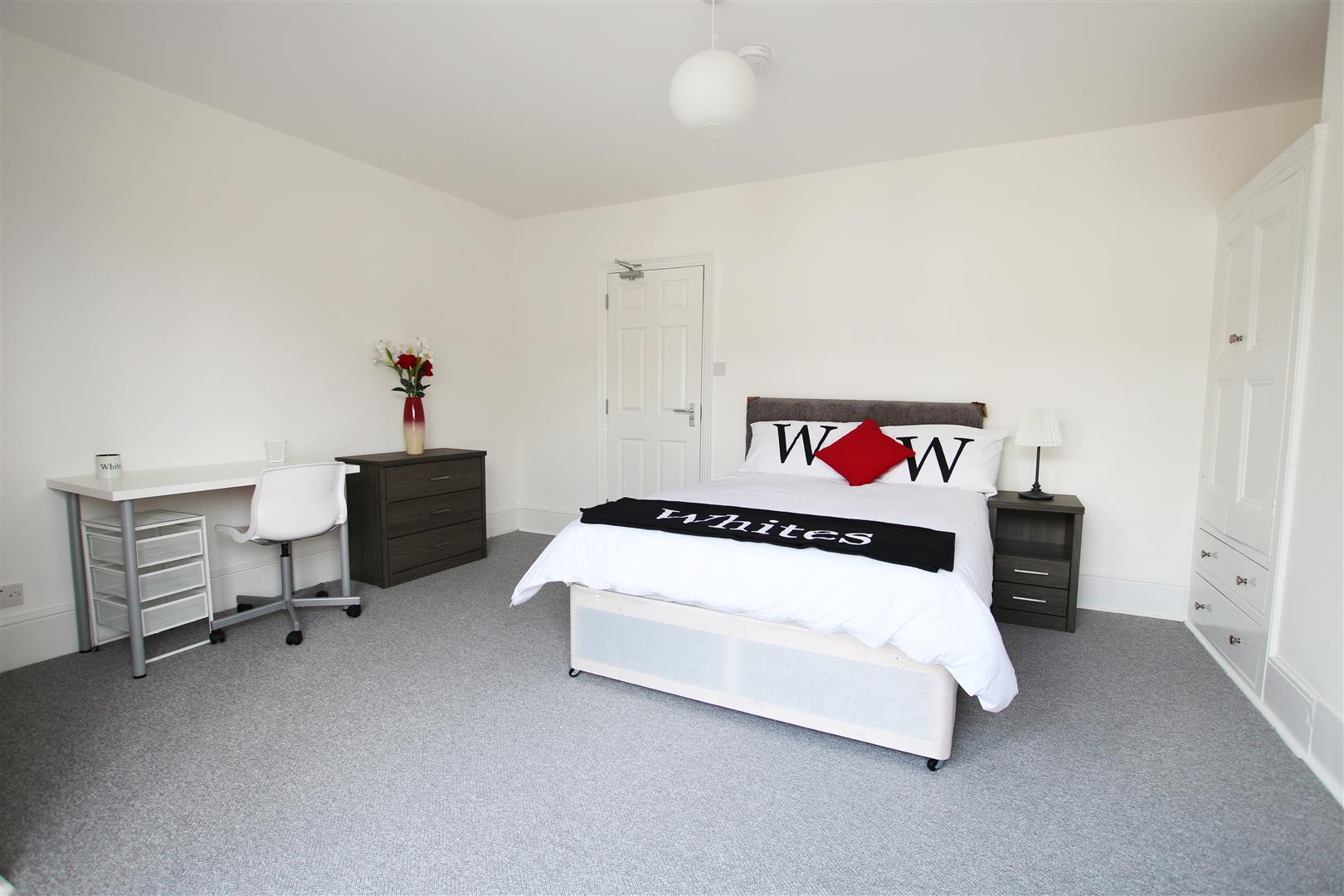 Room Lutterworth Road in Northampton