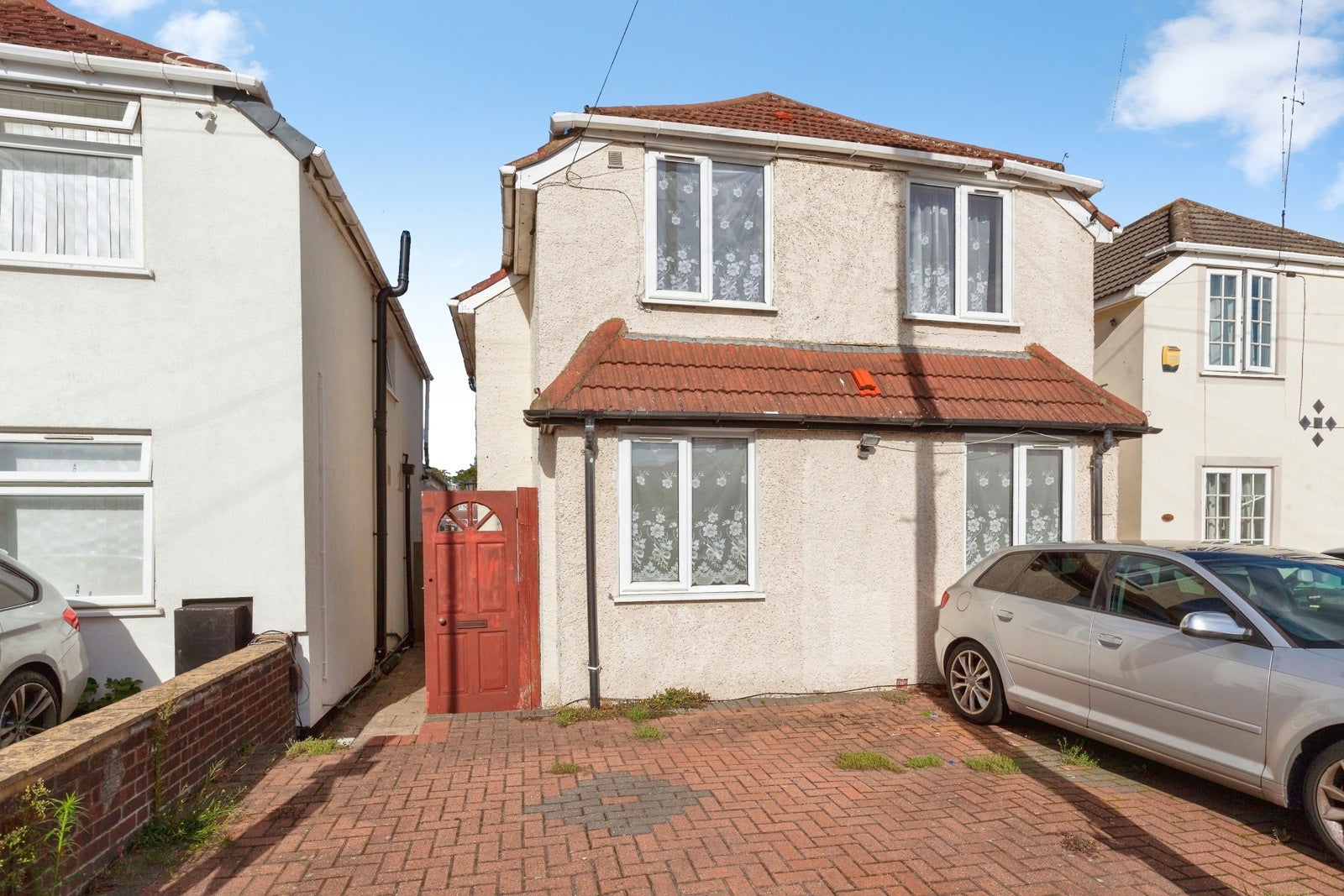 House Saint Pauls Avenue in Slough