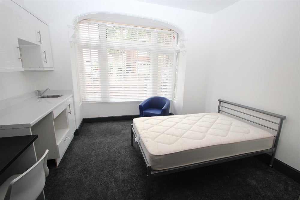 Flat Hallewell Road in Birmingham