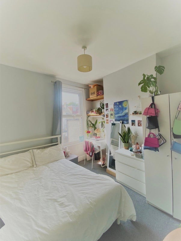 Room Evesham Road in Greater London