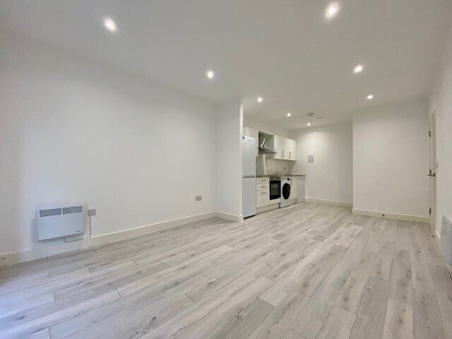 Flat Gatehouse Way in Aylesbury
