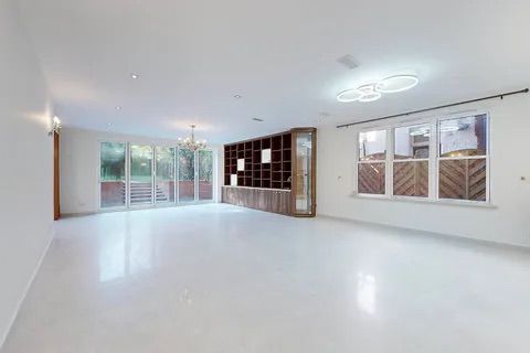 House Courtleigh Gardens in Greater London
