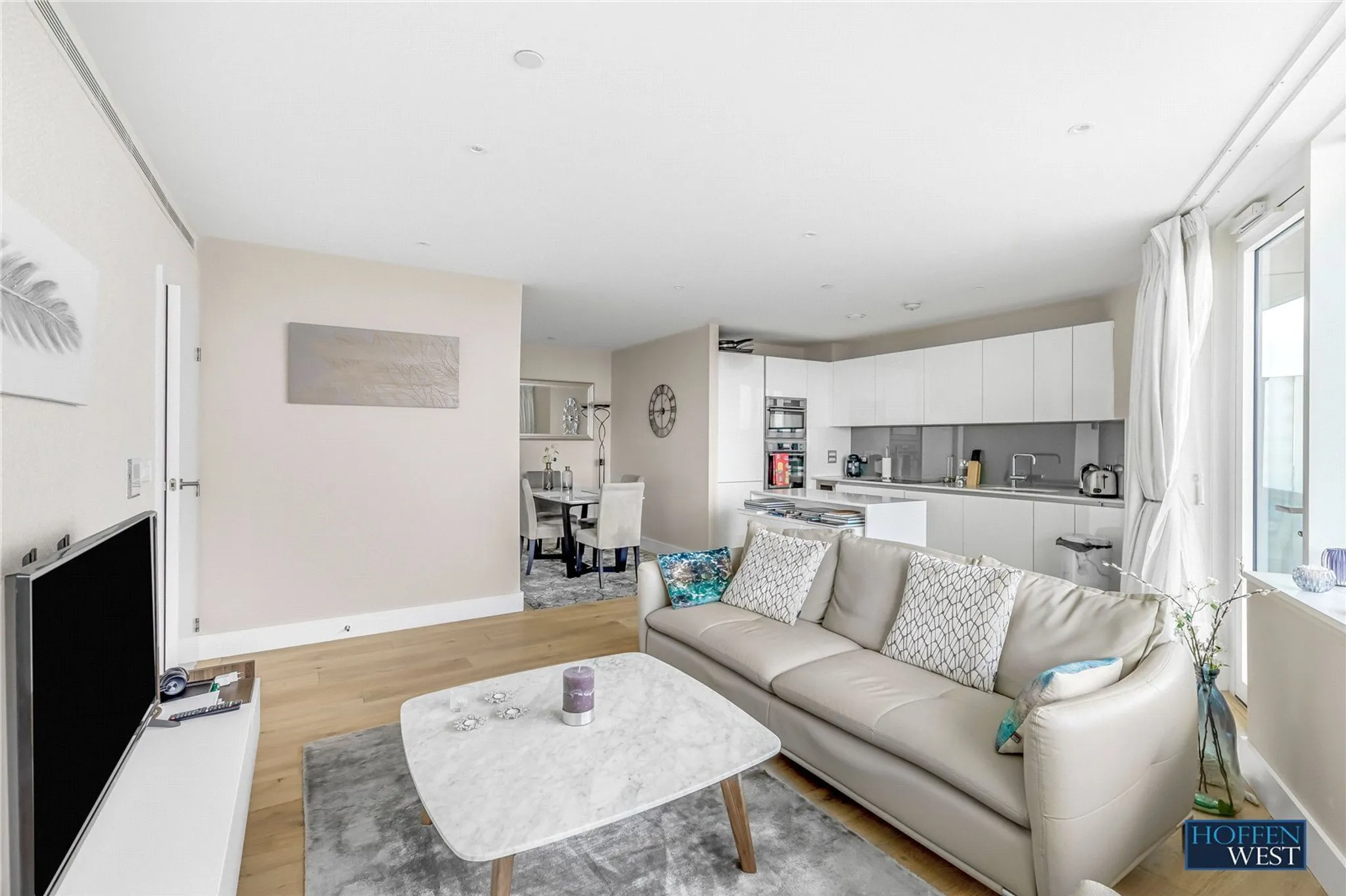 Flat Lombard Road in Greater London