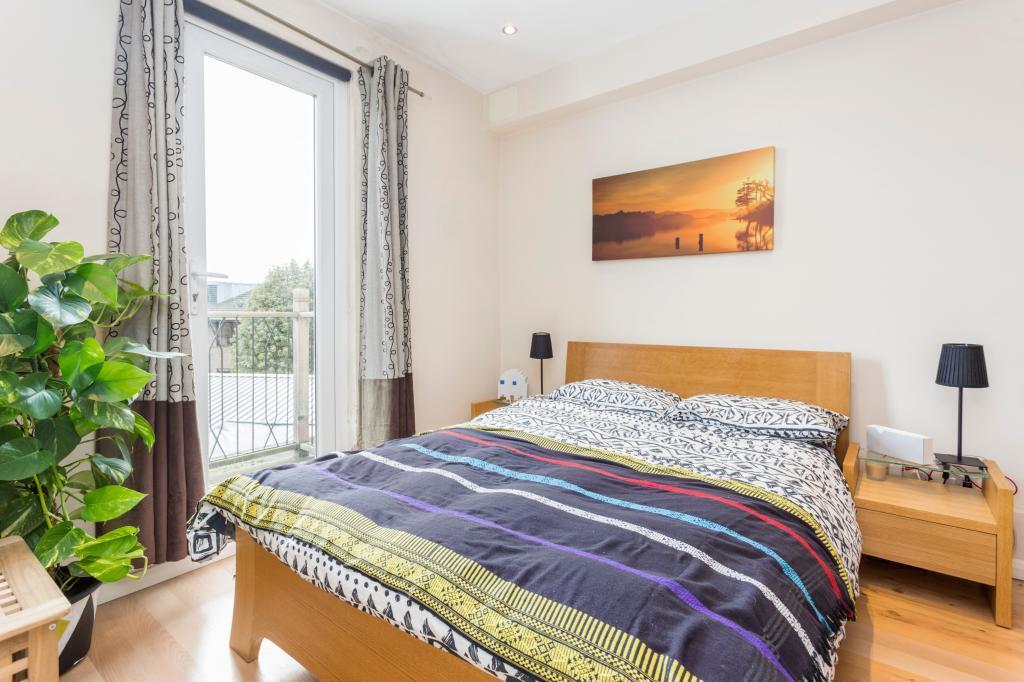 Flat Normand Gardens in Greater London