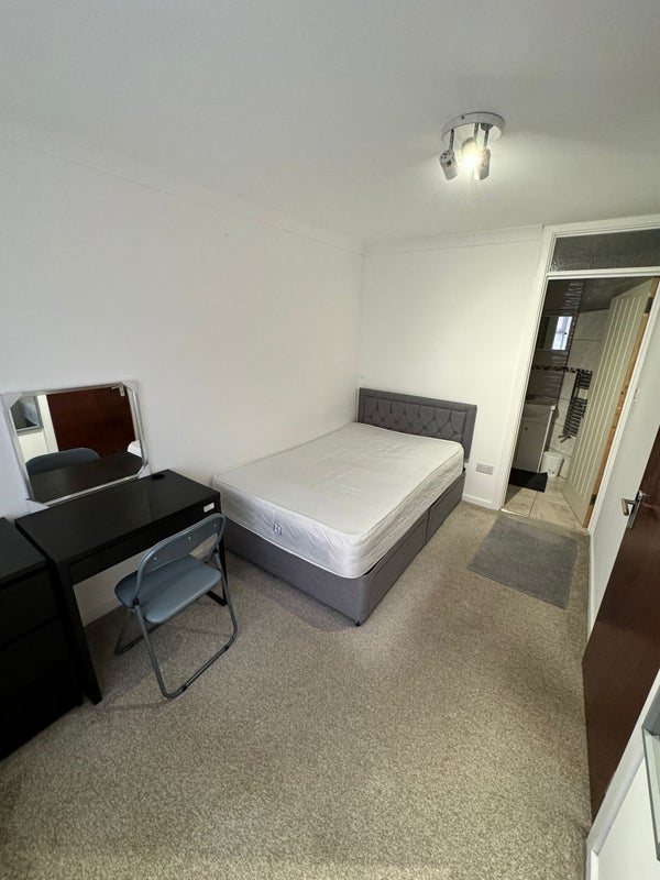 Room Dunnock Road in Greater London