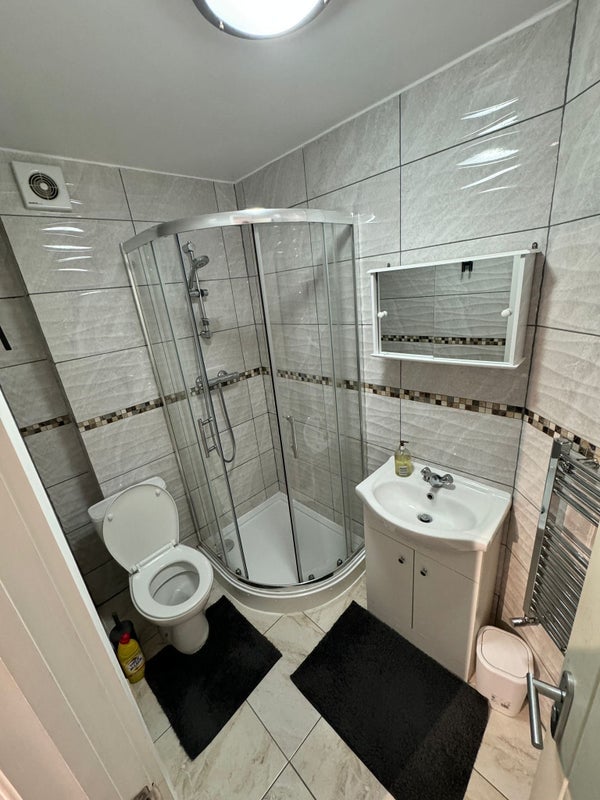 Room Dunnock Road in Greater London
