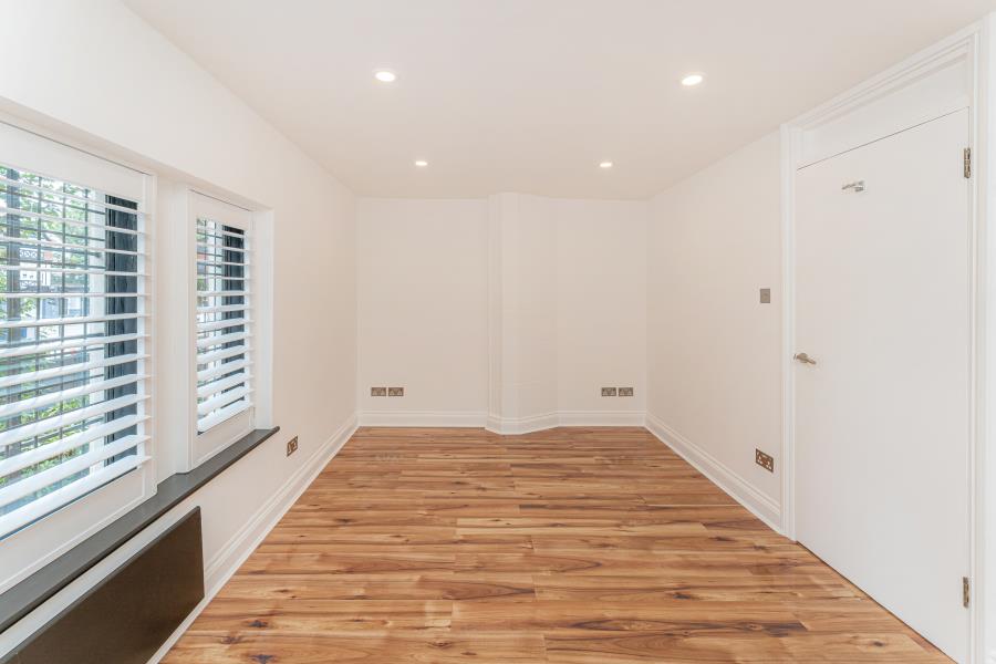 Flat Downes Court in London