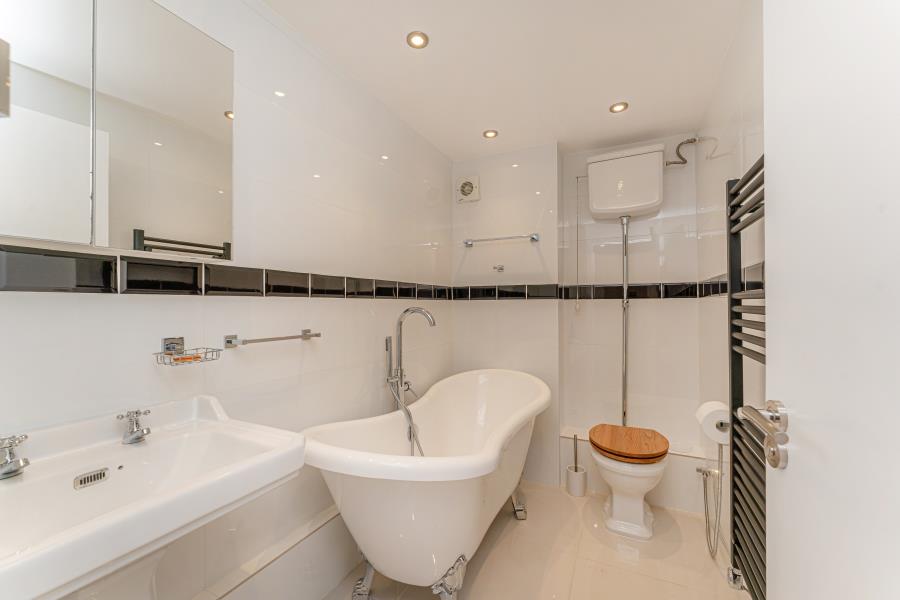 Flat Downes Court in London