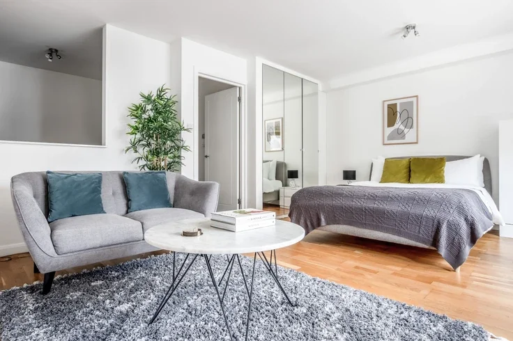 Flat Mansell Street in City of London