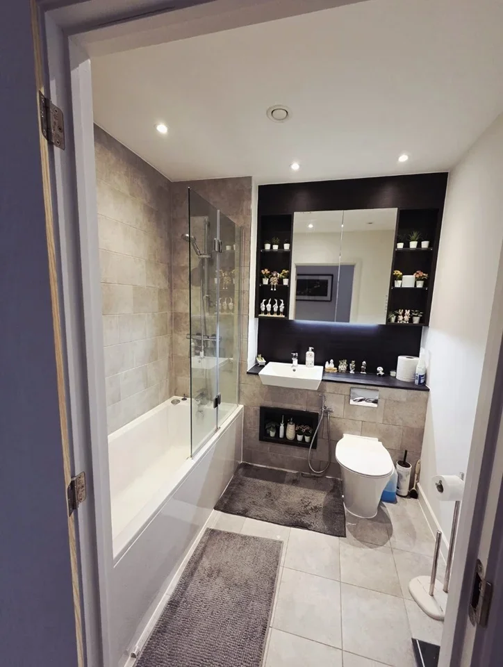 Flat Shearwater Drive in Greater London