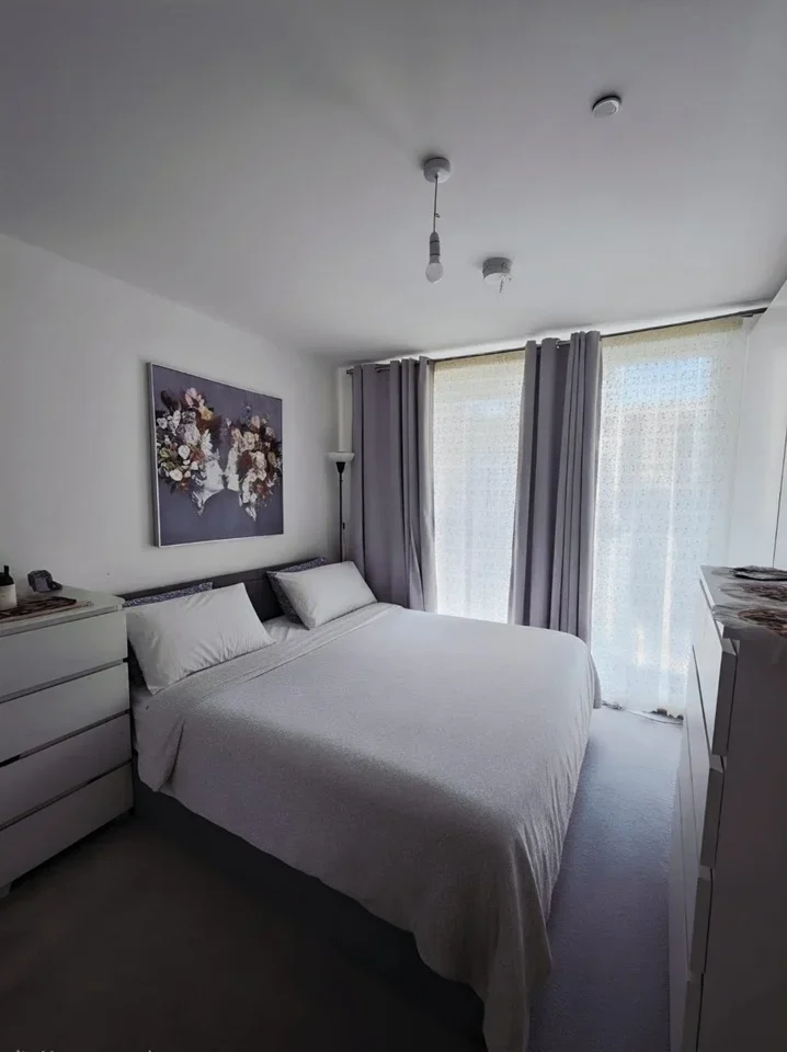 Flat Shearwater Drive in Greater London
