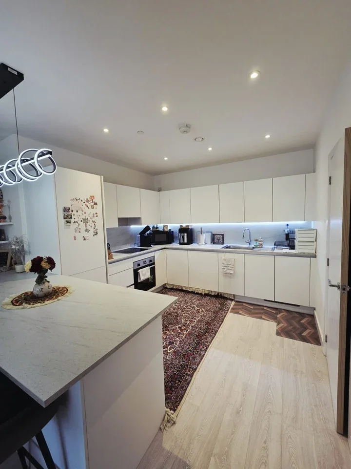 Flat Shearwater Drive in Greater London