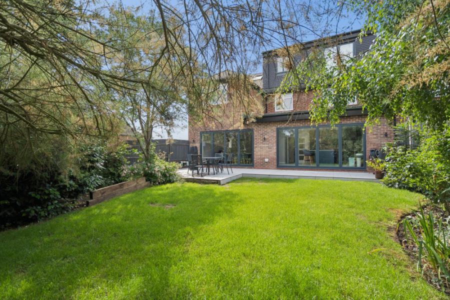 House Evelyn Drive in Greater London