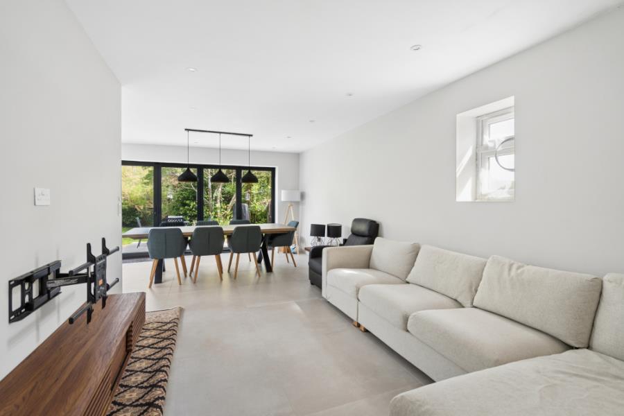 House Evelyn Drive in Greater London
