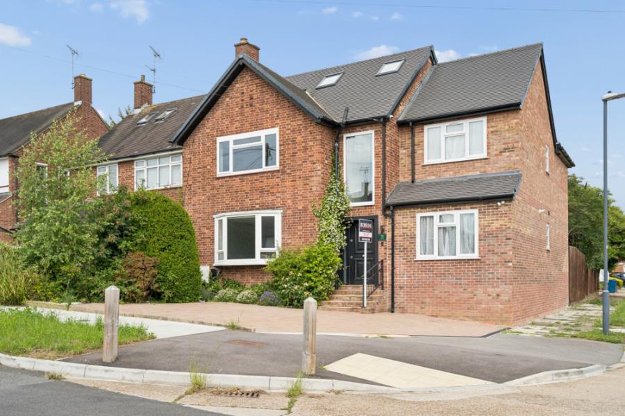 House Evelyn Drive in Greater London