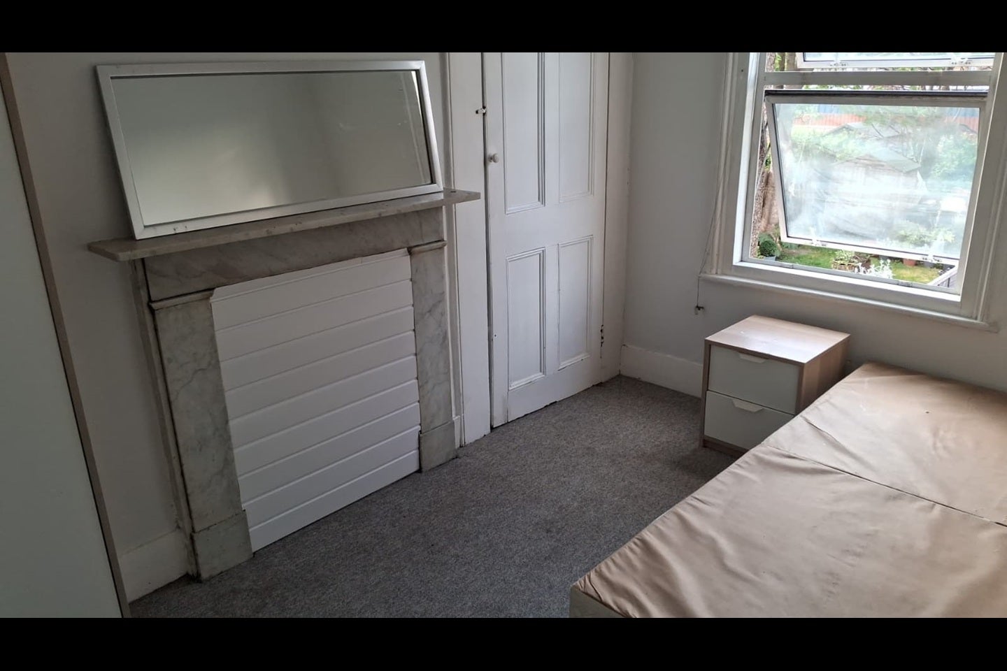 Room Vicarage Lane in Greater London