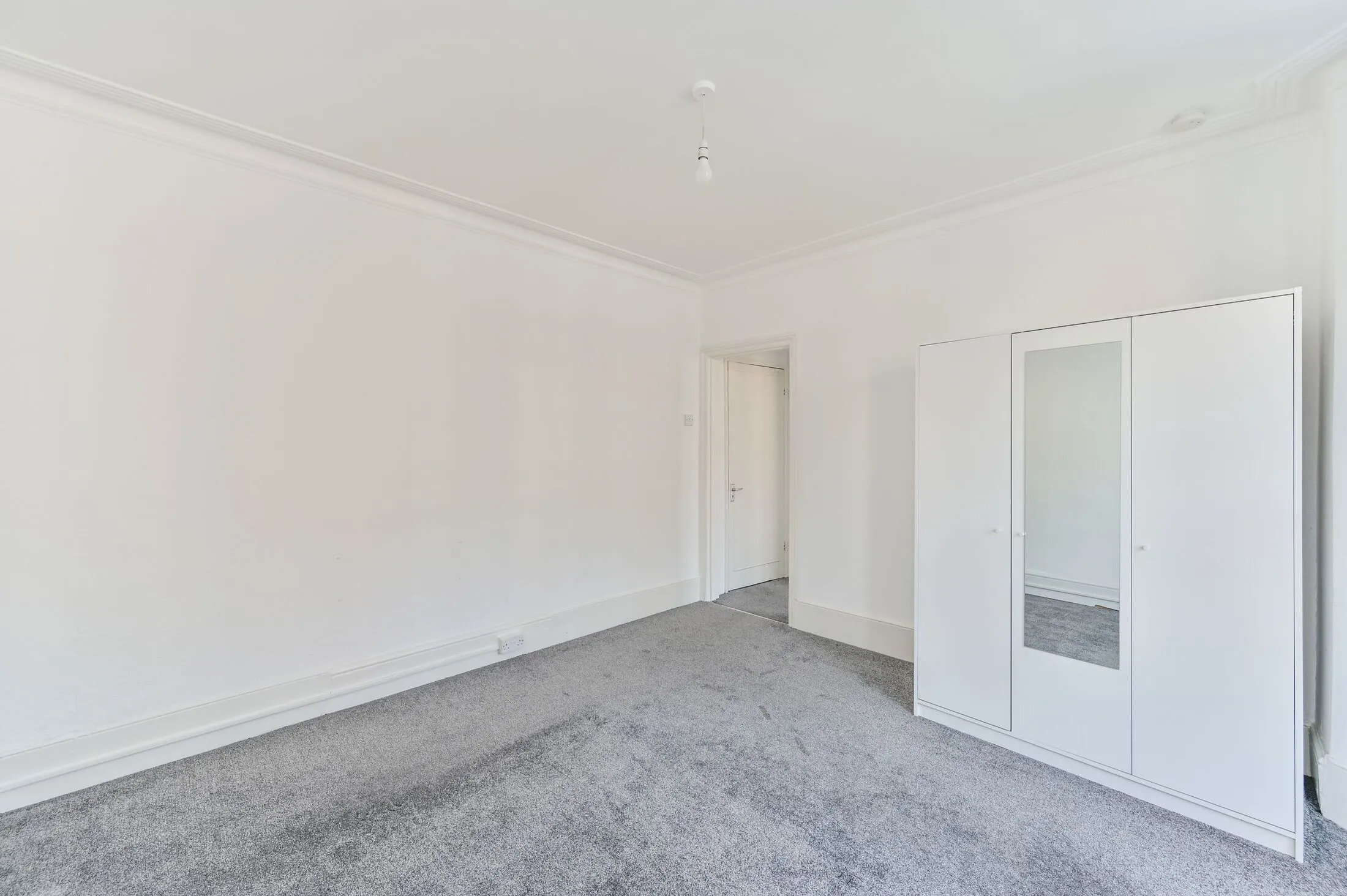 Flat Hackford Road in Greater London