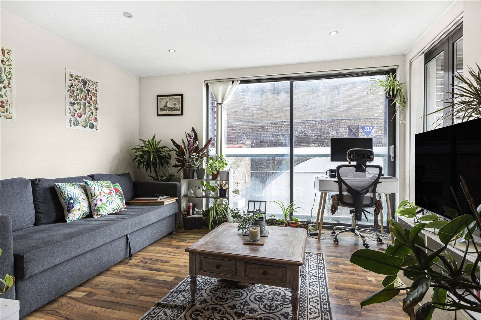 Flat Kingsland Road in Greater London