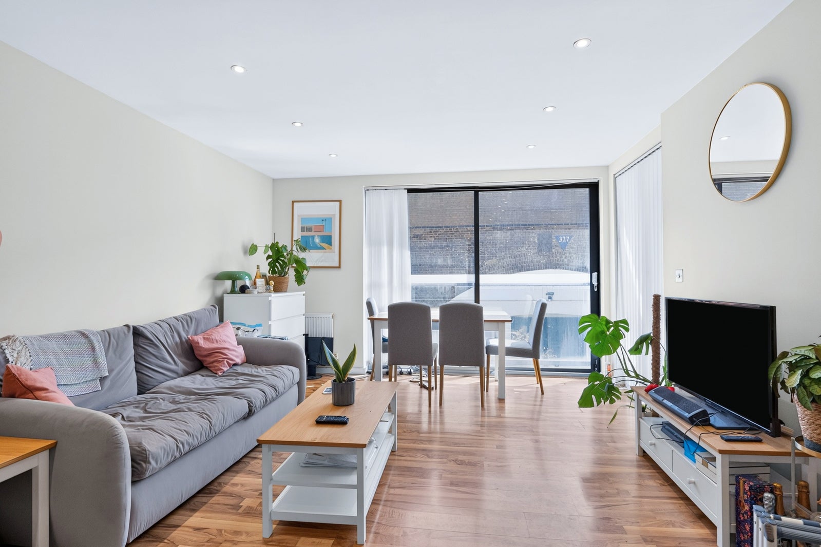 Flat Kingsland Road in Greater London