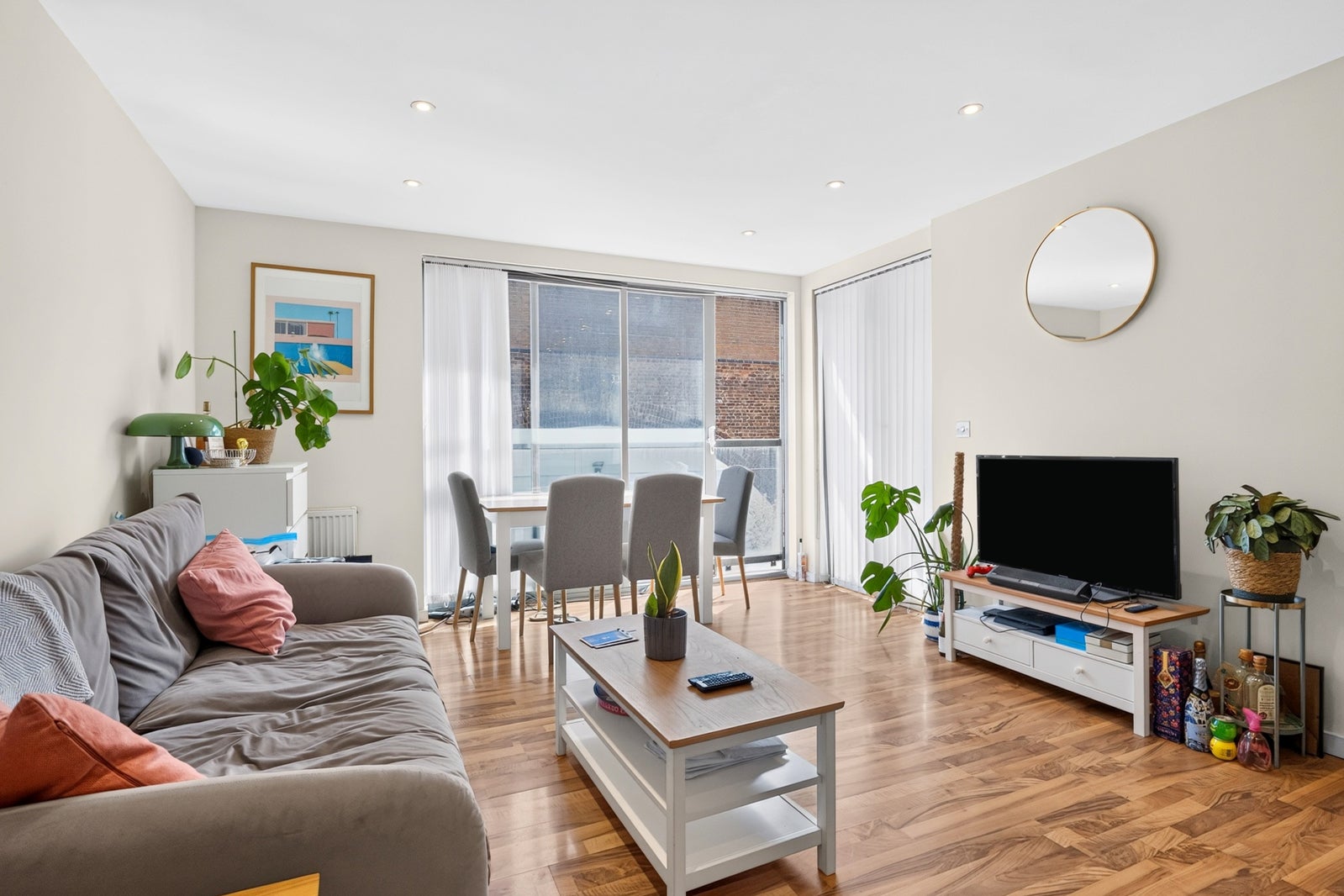 Flat Kingsland Road in Greater London