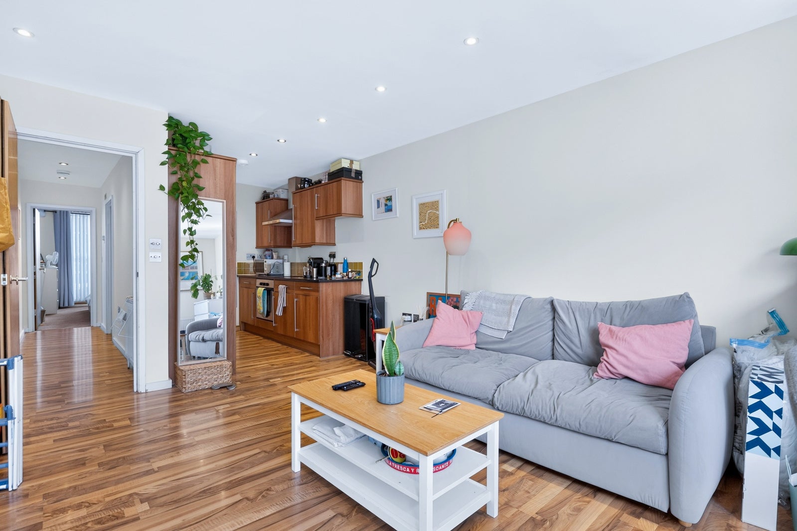 Flat Kingsland Road in Greater London