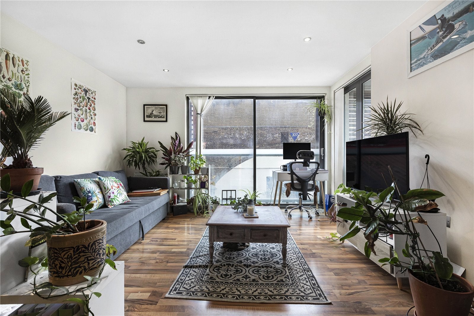 Flat Kingsland Road in Greater London