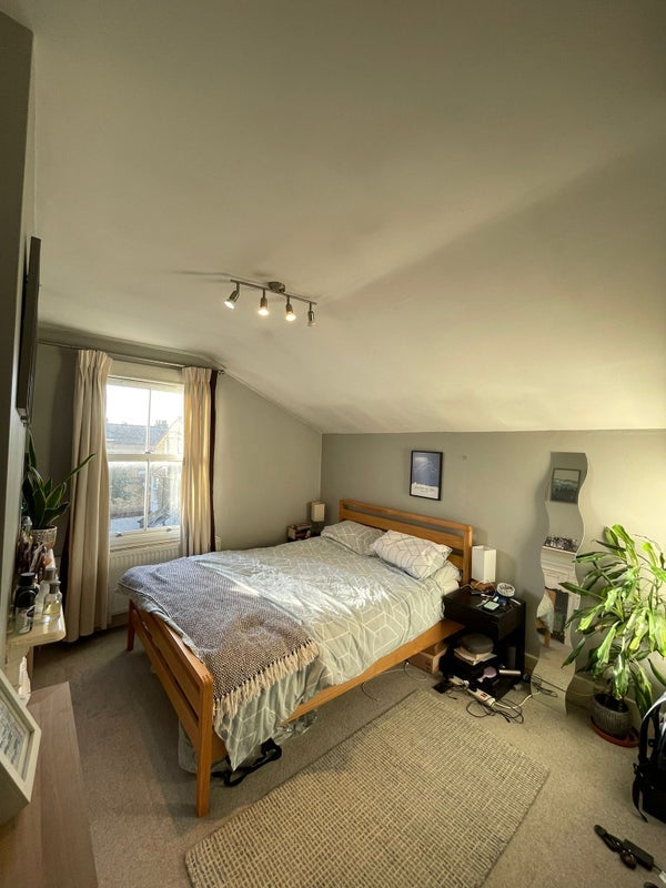 Room Tregarvon Road in Greater London