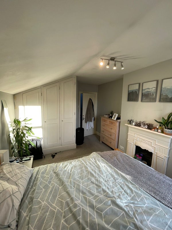 Room Tregarvon Road in Greater London