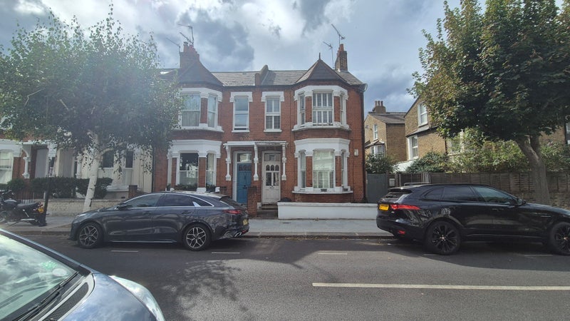 Room Tregarvon Road in Greater London
