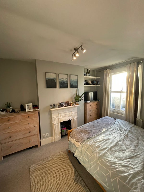 Room Tregarvon Road in Greater London