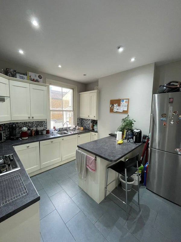Room Tregarvon Road in Greater London