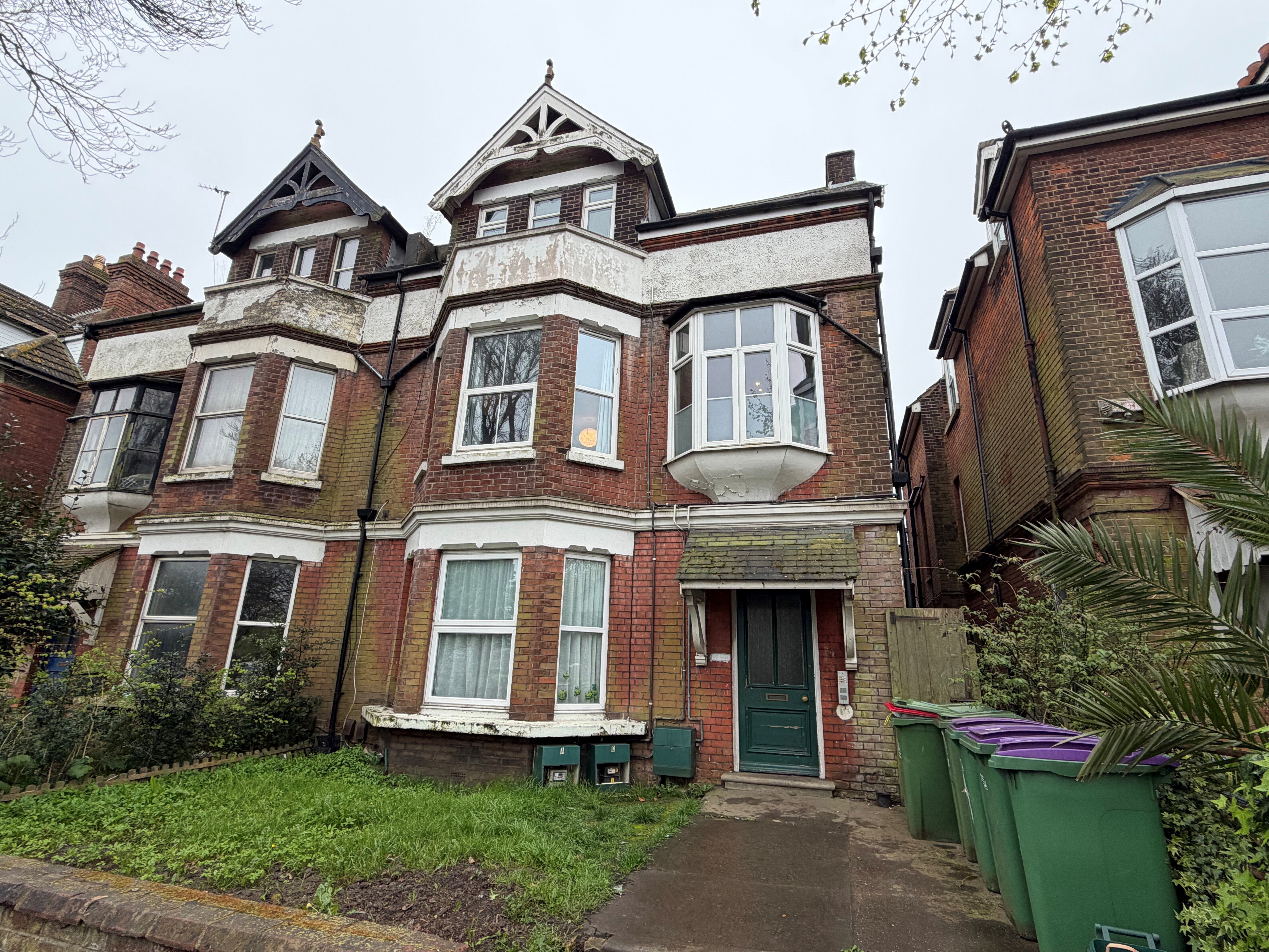 Flat Cheriton Road in Folkestone and Hythe District
