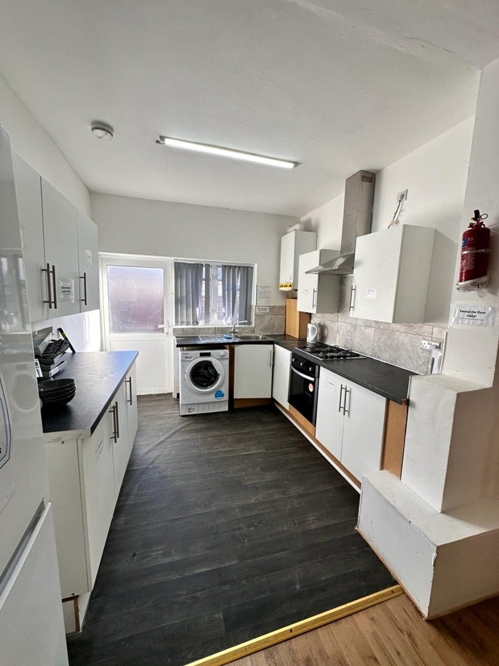 Room Dirkhill Road in Bradford