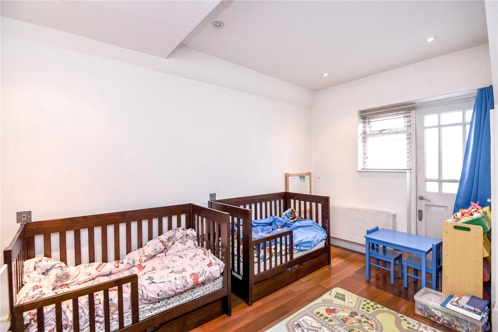 Flat Campden Hill Gardens in Greater London