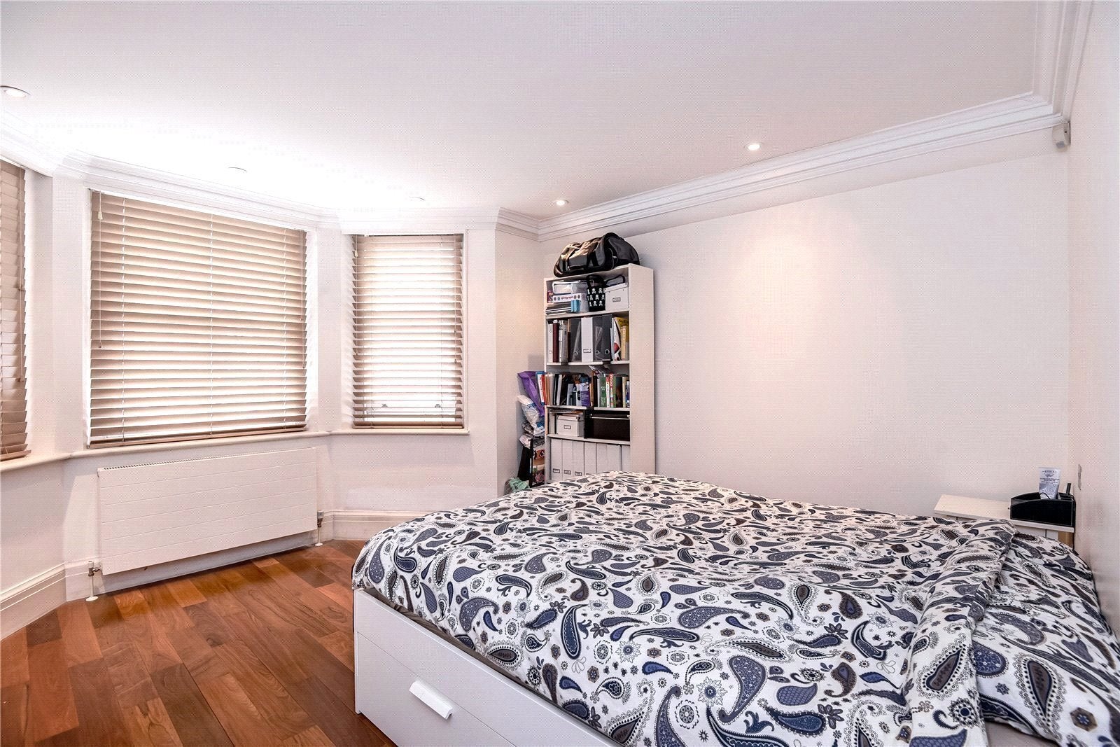 Flat Campden Hill Gardens in Greater London