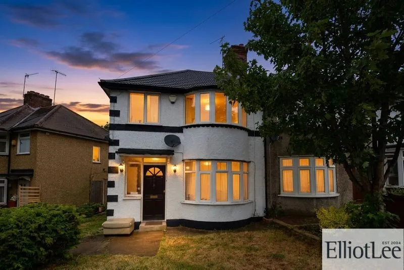 House Dudley Road in Greater London