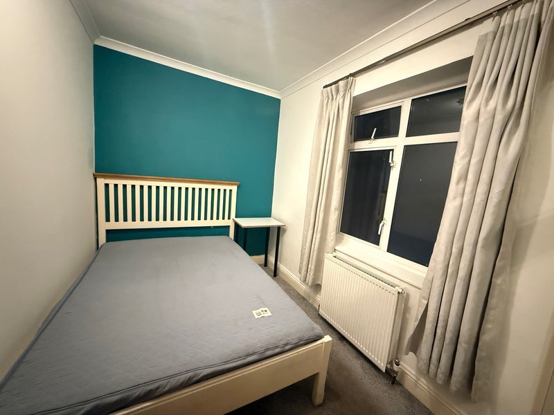 Room Fairlop Road in Greater London