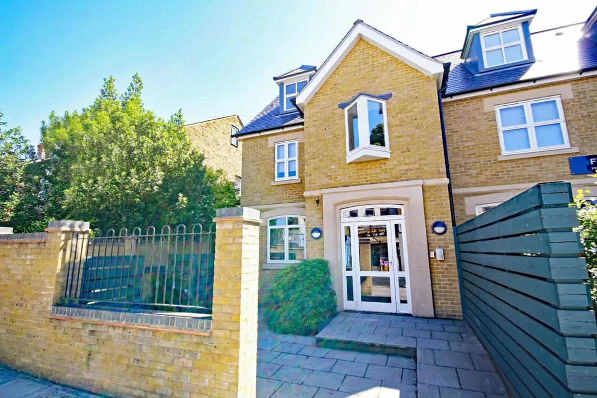 Flat Shacklegate Lane in Greater London