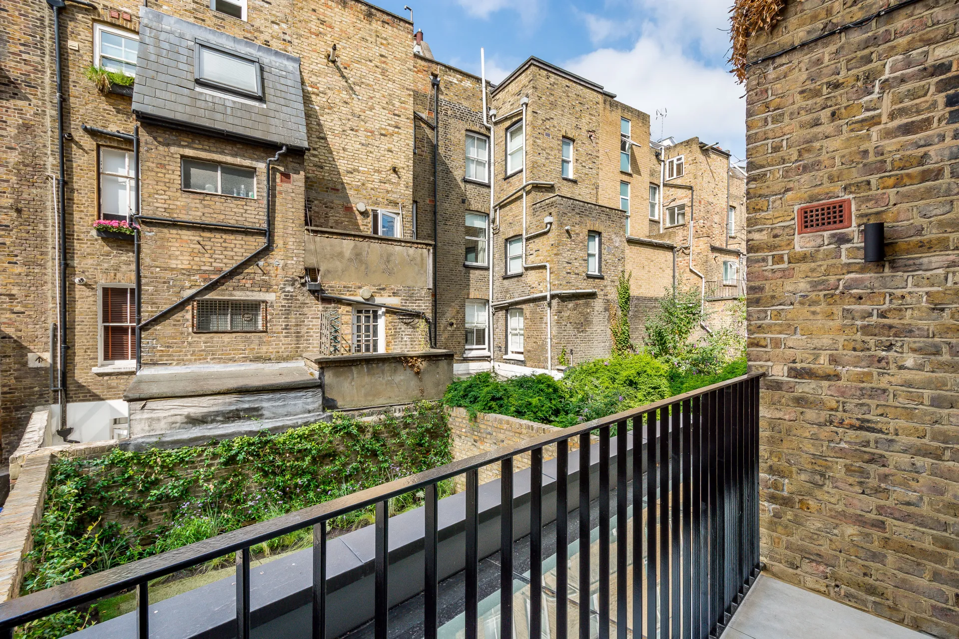 Flat Finborough Road in Greater London