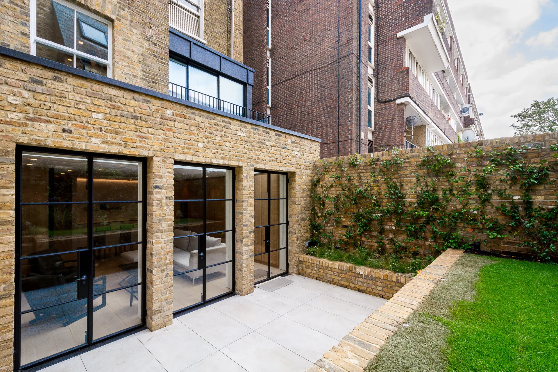 Flat Finborough Road in Greater London