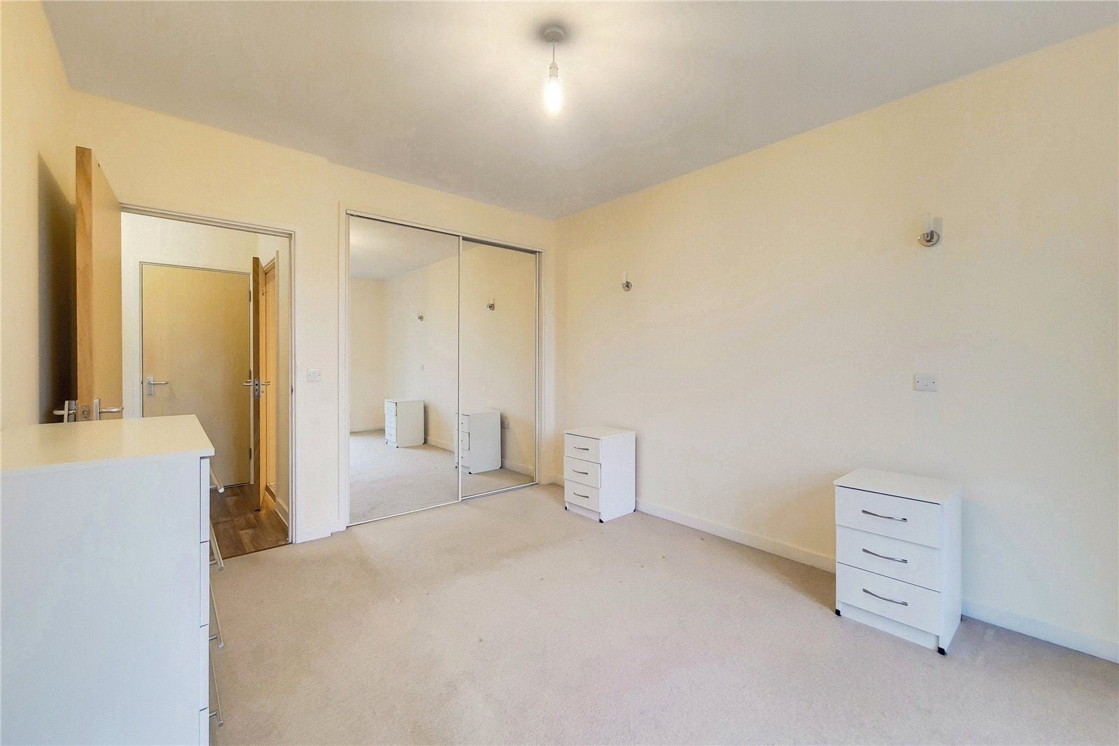 Flat Marlborough Drive in Bushey