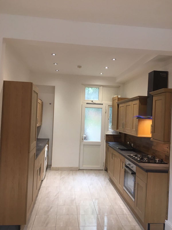 Room Amesbury Avenue in Greater London