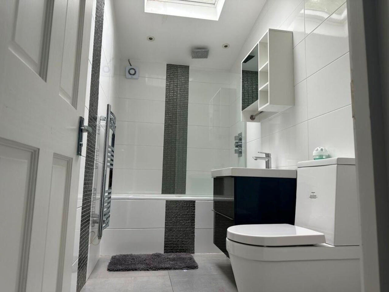 Flat Derwent Avenue in Greater London